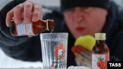 Мужчина с бутылочками настойки "Боярышника" в Иваново. Россия, 19 декабря 2016 года