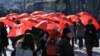 Марш красных зонтов