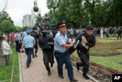Президент сайлауы күні Қазақстан қалаларында наразылыққа шыққан жұздеген адамды полиция көшеден күштеп әкетті. Алматы, 9 маусым 2021 жыл.