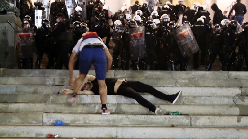 COVID 19: Proteste la Belgrad. Aproximativ 60 de polițiști și demonstranți au fost răniți
