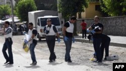 Полицијата на местото на судирите во Дијарберкир. 