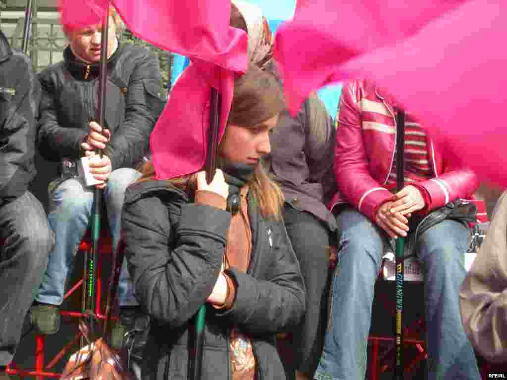 Protests near the Constitutional Court in Kyiv on April 19 (RFE/RL)