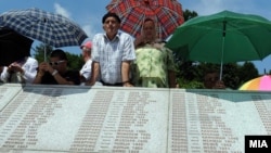 У памятной плиты с именами тысяч убитых. Мемориальный центр Поточари, где захоронены тысячи жертв массового убийства мусульман в Сребренице 11 июля 1995 года.