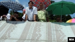 Сребреницадагы окуяда каза болгондорду эскерүү тактасы.