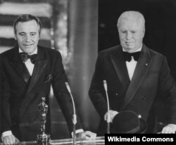 Charlie Chaplin (sağda) Oscar alarkən, 1972