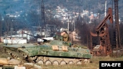 Российские военные на позиции в Старопромысловском районе Грозного, 25 декабря 1999 года.