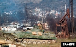 რუსი ჯარისკაცები გროზნოს რაიონში, 25 დეკემბერი, 1999 წელი.
