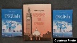 Welcome ro English китеби. Ортодогусу 2000-жылы басылган. Көк түстүүлөр эми басууга даярдалууда (сүрөттө китептин үлгүсү).