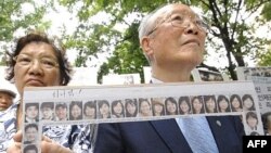تظاهر کنندگان با حمل پلاکاردهایی خواهان آزادی گروگان های کره ای شدند