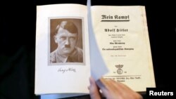 Книга Адольфа Гитлера «Mein Kampf».