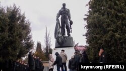 Памятник «Скорбящий матрос» в Севастополе