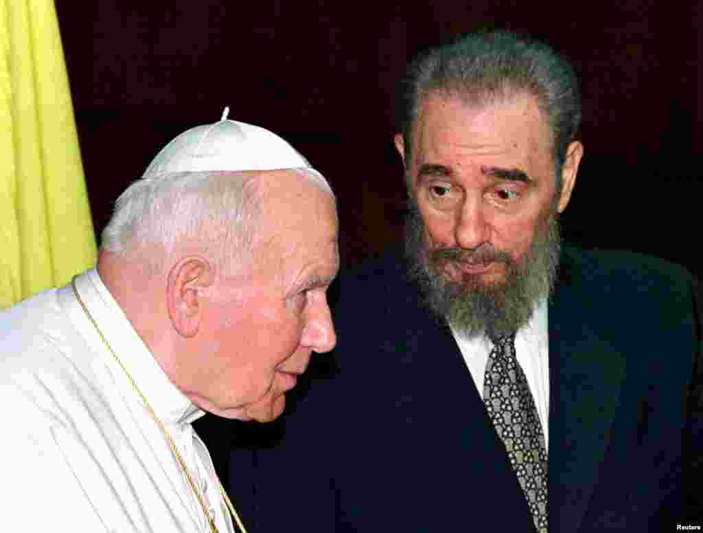 Castro talks to Pope John Paul II during the latter's visit to Havana in January 1998. 