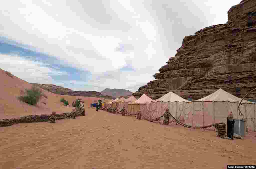Урдун-мехкан Iедалша туризм яржош ю Вади Румехь. Бедуинашна белхан меттигаш хуьлу, арахьара баьхкина туристаш лелош.