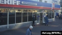 Militari lângă un supermarket Sheriff din Tiraspol. 18 martie 2020