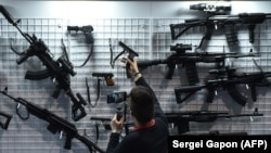 Стэнд са стралковай зброяй на выставе MILEX-2019. Менск, 15 траўня 2019 году