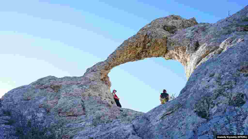 Туристы эту скальную арку назвали &laquo;кольцом Дианы&raquo;