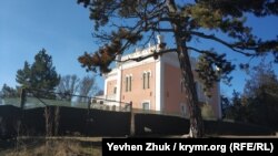 Замок огражден строительным забором