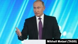 Ресей президенті Владимир Путин "Валдай" пікірталас клубында сөйлеп тұр. Сочи, 19 қазан 2017 жыл.