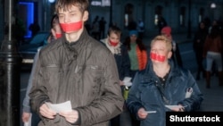 Участники акции "День молчания" в Москве
