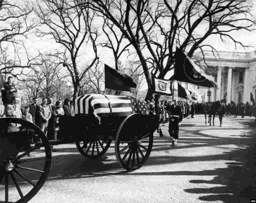 President Kennedy&#39;s funeral procession to St. Matthew&#39;s Cathedral with the caisson and casket, standard bearers, riderless horse, and mourners at the White House in Washington on November 25, 1963.