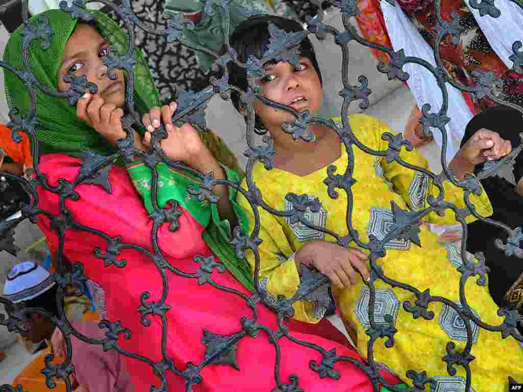 O tînără la o moschee de la Lahore, în cursul rugăciunilor de Ramadan în Pakistan. Photo by Arif Ali for AFP