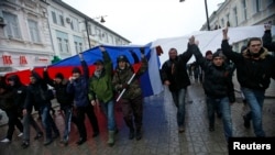 Проросійські активісти йдуть вулицею Карла Маркса у Сімферополі, 27 лютого 2014 р.