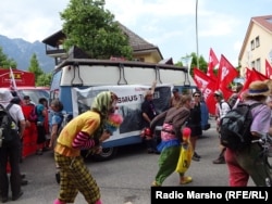 Германи - Саммит G7 йоьдуче гулбеллачу антиглобалистийн протест, 08Ман2015