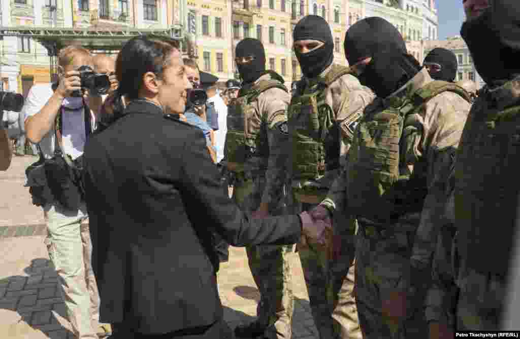 Керівник поліції Хатія Деканоїдзе вітається зі спецпризначенцями КОРД