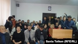 В зале суда № 2 города Атырау перед оглашением приговора гражданским активистам Максу Бокаеву и Талгату Аяну. Атырау, 28 ноября 2016 года.