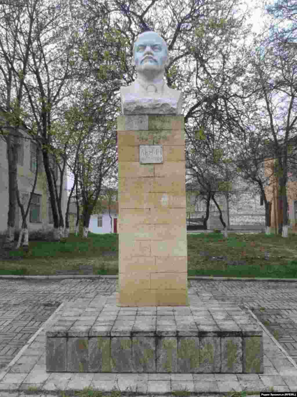 Бюст Ленина в селе Сергокала