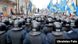 Шеруге шыққан адамдарды қоршап тұрған милиция. Киев, 3 желтоқсан 2013 жыл.
