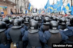 Вооруженные полицейские преградили путь участникам антиправительственной демонстрации. Киев, 3 декабря 2013 года.