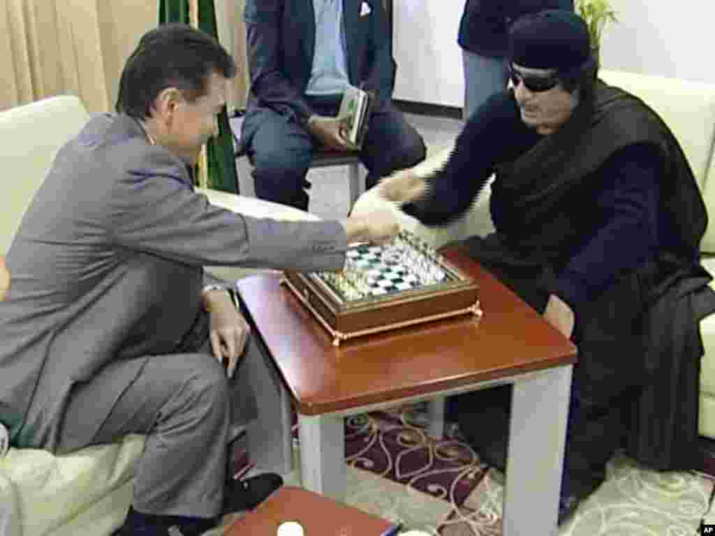 Libija - Libijski lider Moammar Gadafi, igra šah sa predsjednikom Svjetske šahovske federacije, Kirsan Ilyumzhinovim u Tripoliju, 12.06.2011. Foto: AP / FIDE