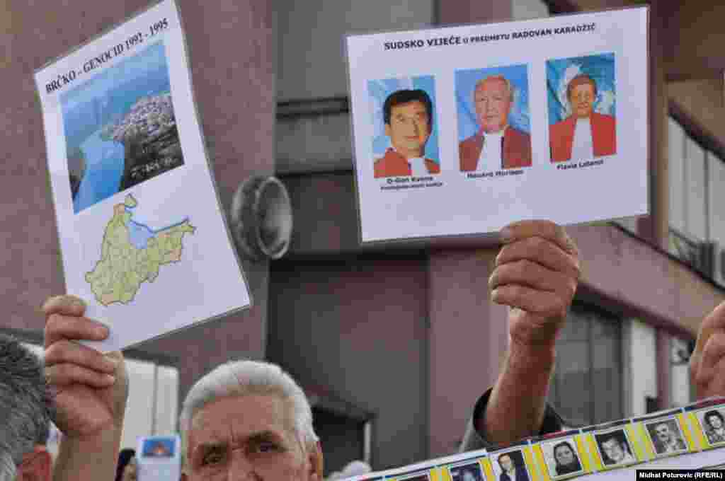 Mirni protesti ispred zgrade UN zbog najavljenog skraćivanja optužnice bivšem lideru bosanskih Srba Radovanu Karadžiću, 16. septemar 2009. Foto: Midhat Poturović