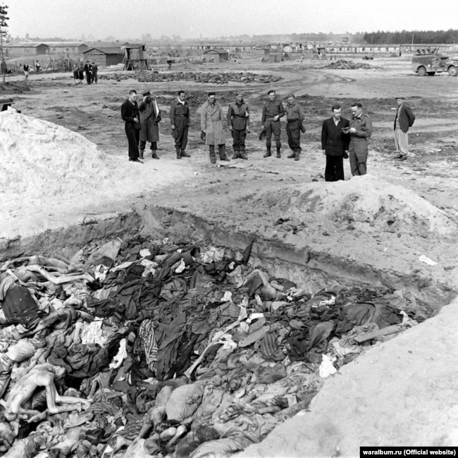 Британські військові біля рову з тілами в’язнів концтабору «Берген-Бельзен». Фото з виставки «Тріумф людини. Мешканці України, які пройшли нацистські концтабори»