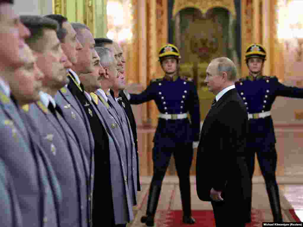 РУСИЈА - Рускиот претседател Владимир Путин изјави дека новото руско оружје нема да има конкуренција во светот, но оти Русија нема на никој да му се заканува со него. Тој наведе дека ниту една земја нема хиперсонично, ласерско и друго оружје од новата генерација.