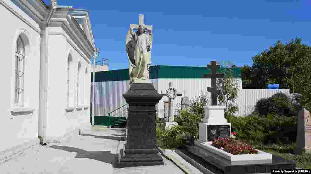 Последнее захоронение священнослужителя близ кладбищенского храма Всех Святых датируется 2014 годом