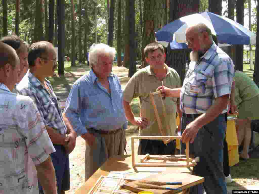 Дзеда Васіля (Васіля Саломку) з Украіны (крайні справа) кожны паслухаць ахвочы.