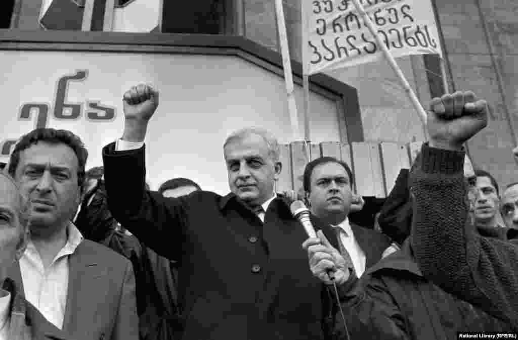 Zviad Gamszahurdia (középen) részt vesz egy tüntetésen Tbilisziben 1989-ben. Miközben Grúzia igyekezett kiválni a Szovjetunióból az 1980-as években,&nbsp;Zviad Gamszahurdia, egy értelmiségi körökből származó, nacionalista politikus került hatalomra. 1991-ben mintegy a szavazatok 90%-át nyerte el a grúz elnökválasztáson.