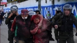 Policija sklanja Patriciu Arce Guzman od demonstranata