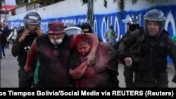 Policija sklanja Patriciu Arce Guzman od demonstranata