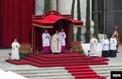 Папа Франциск во время церемонии канонизации своих предшественников Иоанна Павла II и Иоанна XXIII. Ватикан, 27 апреля 2014 года