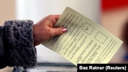 Женщина голосует на избирательном участке в Симферополе. 16 марта 2014 года