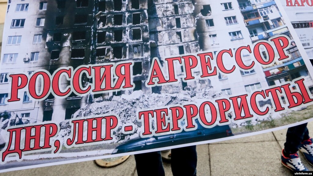 Протестувальник тримає плакат біля Запорізької міськради, архівне фото