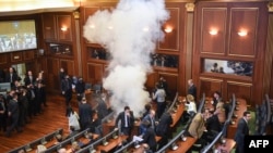 Уже звична ситуація в парламенті Косова: знову гази, 19 лютого 2016 року