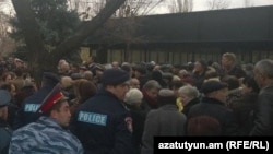 Одна из предыдущих акций протеста сотрудников завода «Наирит» перед президентским дворцом, 4 декабря 2014 г.