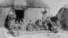 Donald Tompson (&laquo;Lesliniň gündeligi&raquo; neşiriniň fotografy, çepde) hem-de ABŞ armiýasynyň kapitany hökmünde tanalýan Kingmor Ýekaterinburgda aýazly howada kino düşürýär