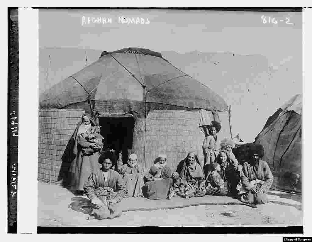 Эта фотография дает представление о жизни кочевников в Афганистане. История этой фотографии, сделанной весной 1919 года, была утеряна: сохранилась только рукописная подпись