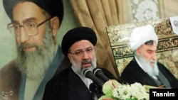 Ебрагім Раїсі (на фото в центрі) вирішив змагатися за посаду президента Ірану