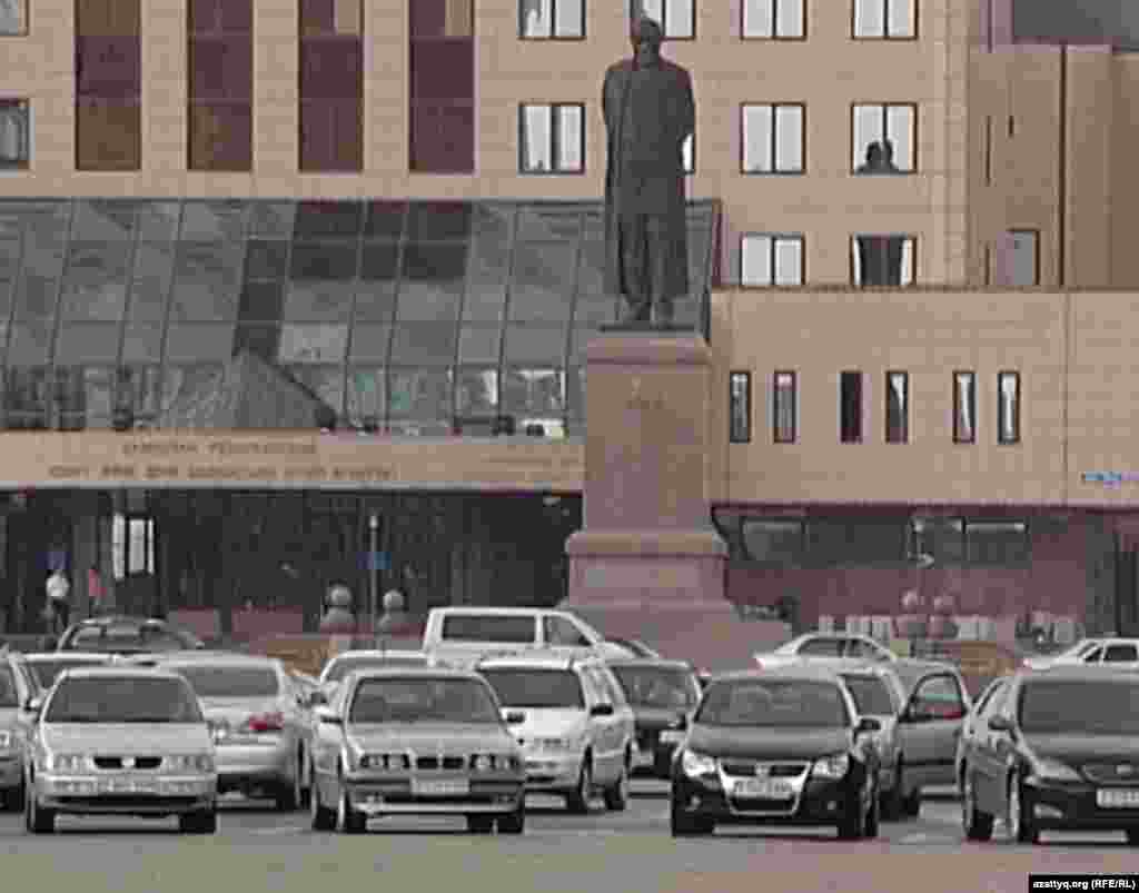 В Астане памятник Абаю установлен напротив агентства по спорту и физкультуре. 22 мая 2012 года.
